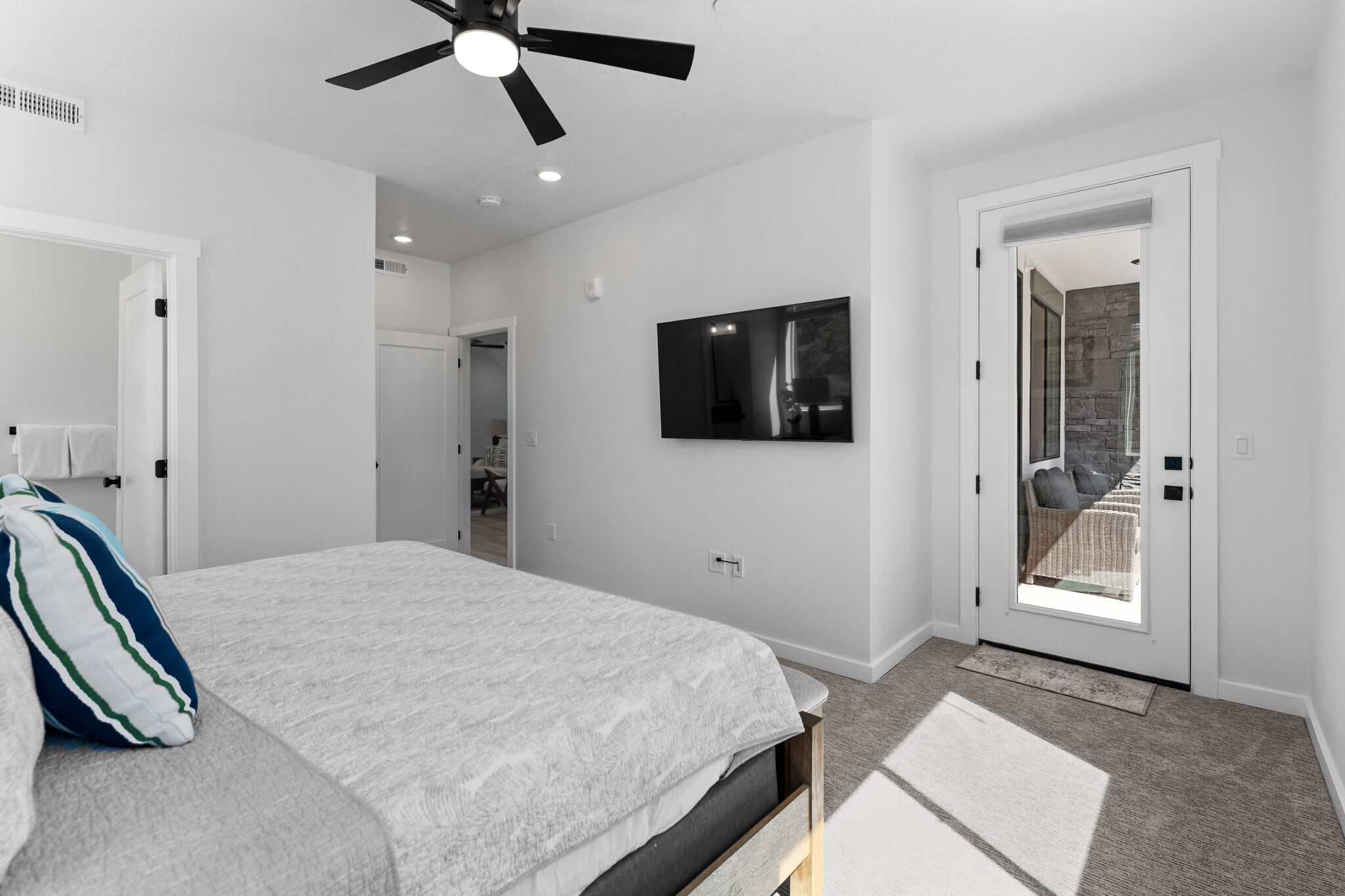 5 bedrooms, iron/ironing board, WiFi, bed sheets