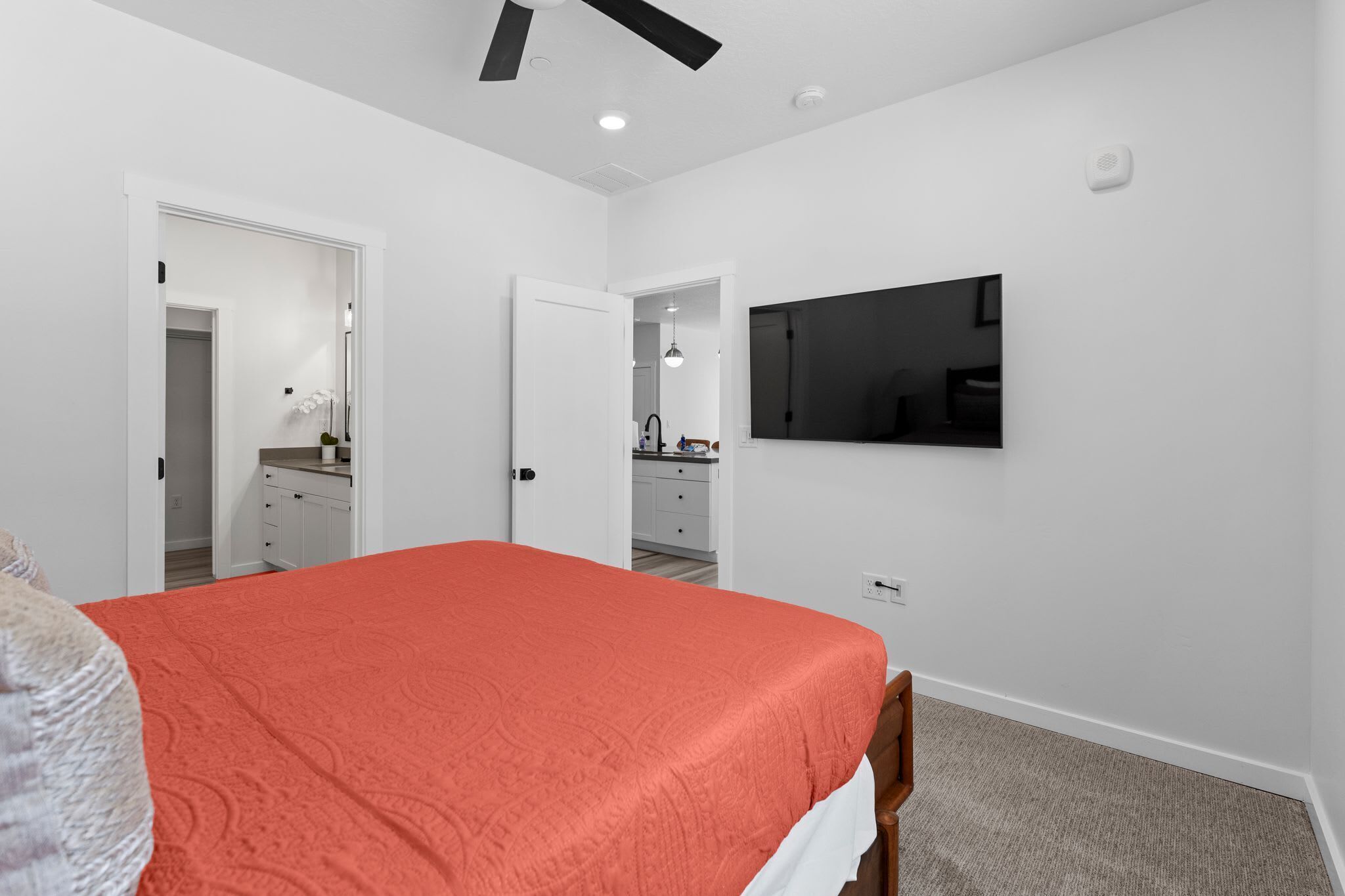 5 bedrooms, iron/ironing board, WiFi, bed sheets