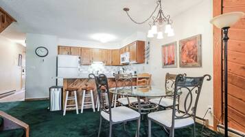 Condo, varias camas, chimenea (Family Fun Condo) | Restaurantes