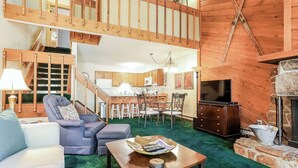 Condo, Plusieurs lits, foyer (Family Fun Condo) | Aire de séjour | Téléviseur à écran plat de 42 po avec télévision numérique, foyer