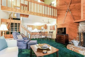 คอนโด, หลายเตียง, เตาผิง (Family Fun Condo) | บริเวณนั่งเล่น | ทีวีจอแบน 42 นิ้ว พร้อมช่องดิจิตอล, เตาผิง