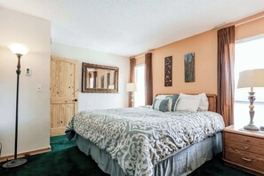 Condo, varias camas, chimenea (Family Fun Condo) | 2 habitaciones, decoración personalizada y muebles diferentes 