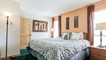 Condo, varias camas, chimenea (Family Fun Condo) | 2 habitaciones, decoración personalizada y muebles diferentes