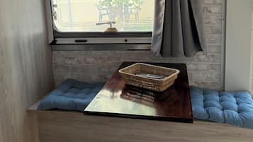 Casa de campo económica, patio, vista al jardín | Área de sala de estar