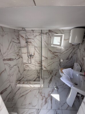 Økonomi-småhus, terrasse, hageutsikt | Bad | Hårføner