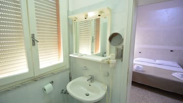 Camera Superior con letto matrimoniale o 2 letti singoli, balcone, vista mare | Bagno