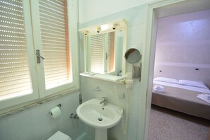 Camera Superior con letto matrimoniale o 2 letti singoli, balcone, vista mare | Bagno