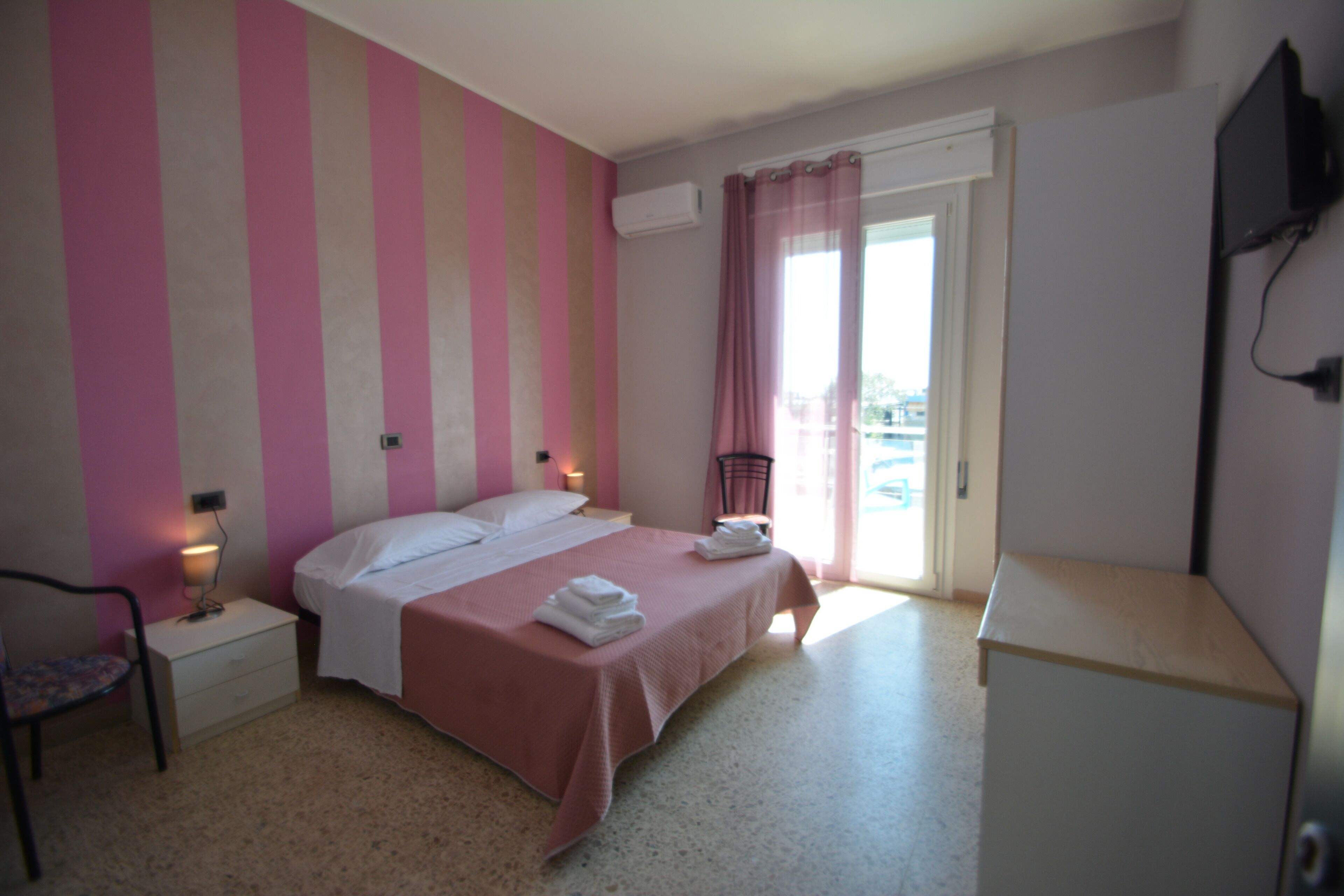 Camera Superior con letto matrimoniale o 2 letti singoli, balcone, vista mare | 1 camera, una scrivania, Wi-Fi gratuito