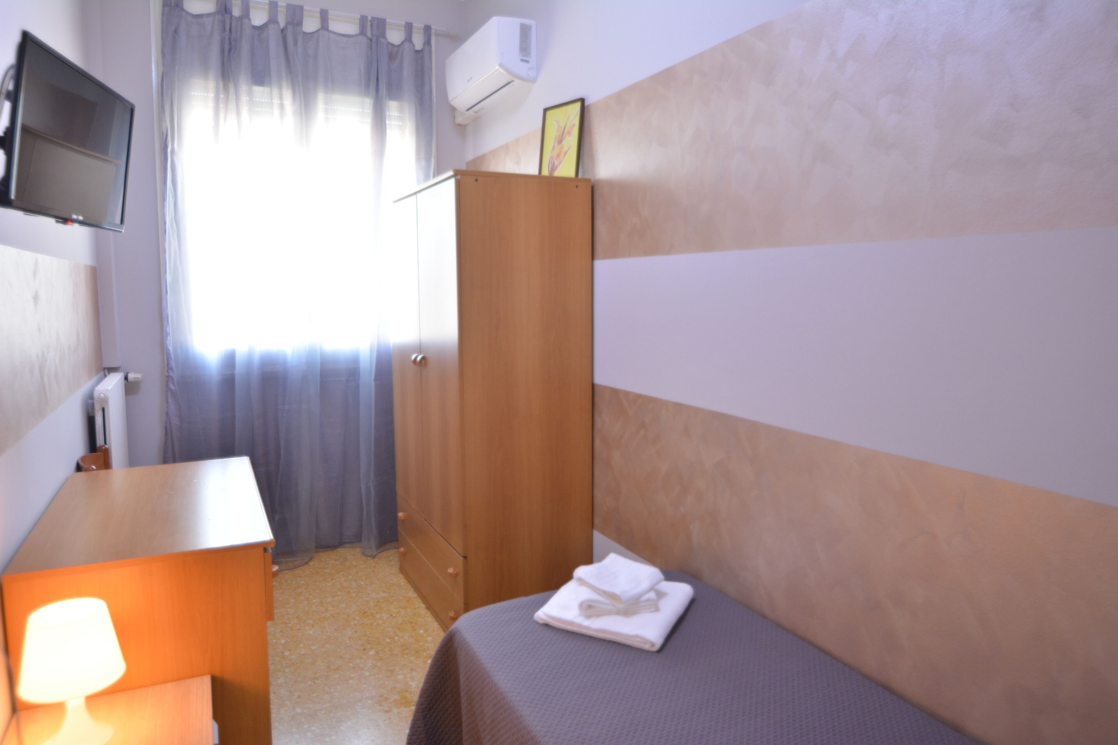 Singola Basic | 1 camera, una scrivania, Wi-Fi gratuito