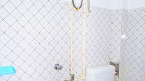 Ein Badezimmer mit Toilette, Waschbecken und Dusche.