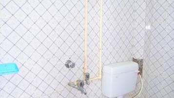 Ducha, cabezal de ducha tipo lluvia, toallas y jabón