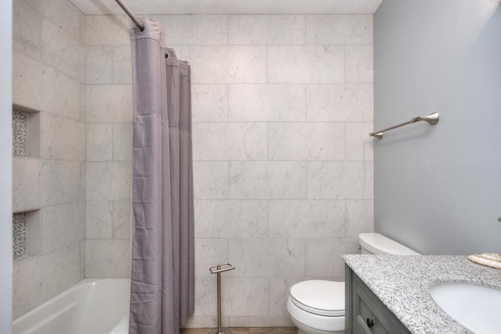 Une salle de bain avec une baignoire, des toilettes et un lavabo.