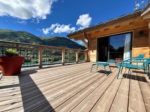 Lyxrum - utsikt mot bergen | Värdeförvaringsskåp på rummet, mörkläggningsgardiner och ljudisolering