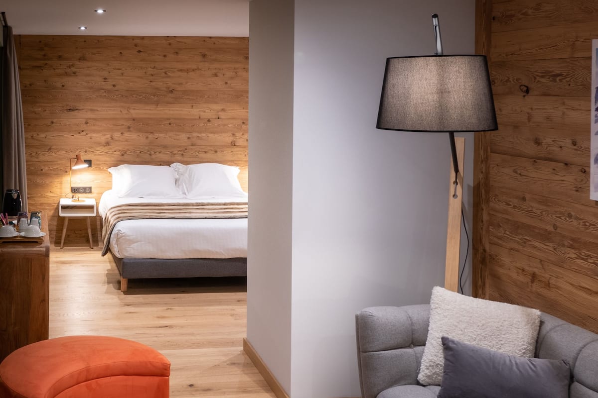 Habitación cuádruple de lujo, vistas a la montaña | Caja fuerte, cortinas opacas, sistema de insonorización y wifi gratis