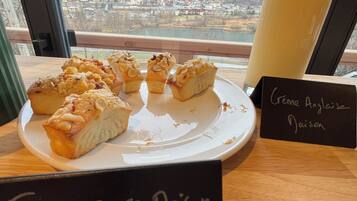 Sudah termasuk sarapan ala kontinental setiap hari