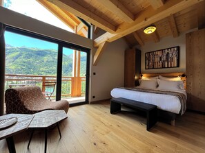 Luxe driepersoonskamer, uitzicht op bergen | Een kluis op de kamer, verduisterende gordijnen, geluiddichte muren