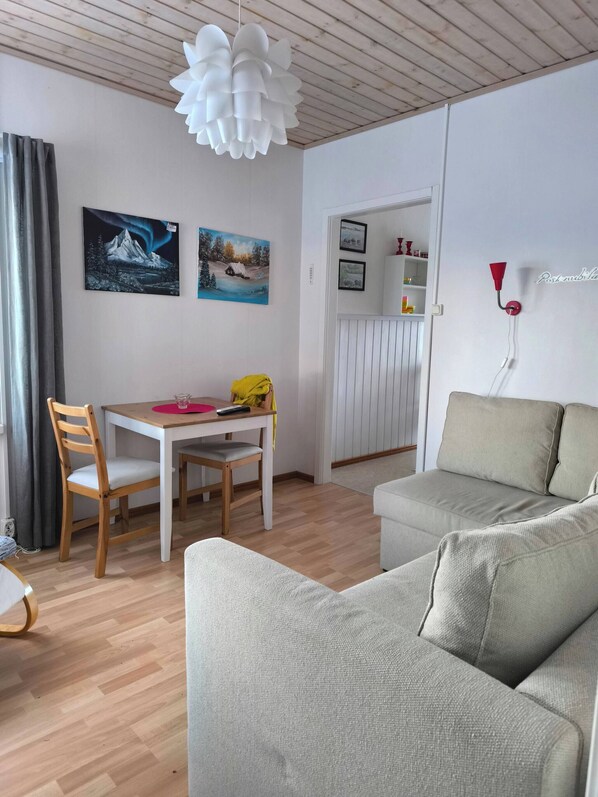 House, 2 Bedrooms, Smoking | Living room