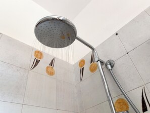 Regadera, secadora de cabello, bidet, toallas