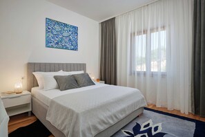 2 chambres, bureau, fer et planche à repasser, lit de bébé portatif