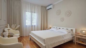 2 dormitorios, escritorio, tabla de planchar con plancha y cuna de viaje