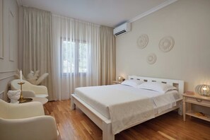 2 Schlafzimmer, Schreibtisch, Bügeleisen/Bügelbrett, Reisekinderbett