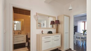 Un bagno moderno con un mobile lavabo, uno specchio e una decorazione a forma di cuore.