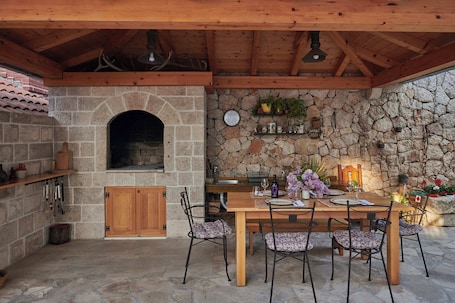 Outdoor dining. Immerse yourself in Apartment Micika’s sun-kissed charm!