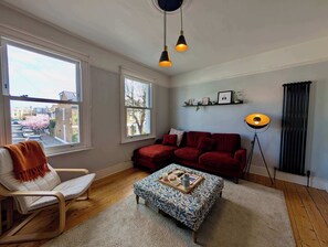 TV, offices - Charming Two-Bedroom Flat Near Wimbledon (Greater London)