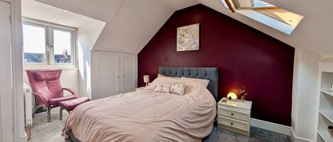 2 bedrooms, desk, iron/ironing board, WiFi