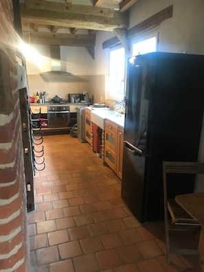 Een koelkast, een oven, een kookplaat, een vaatwasser