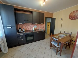 Kjøleskap, ovn, kokeplater og oppvaskmaskin