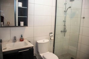 Shower, hair dryer, towels, soap - Apartment VIP Chic AND Class (Libreville)