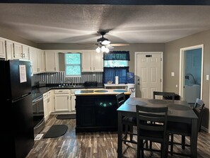 ثلاجة، ميكروويف، فرن، موقد طهي مسطح