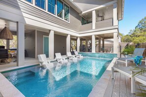 Una piscina al aire libre