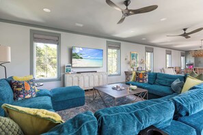 Smart-TV, peis, DVD-spiller og bøker