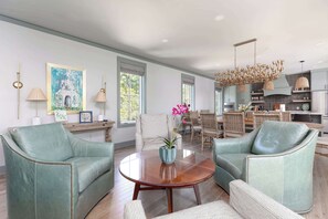 Smart-TV, peis, DVD-spiller og bøker