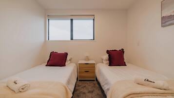 2 habitaciones, tabla de planchar con plancha, wifi y ropa de cama