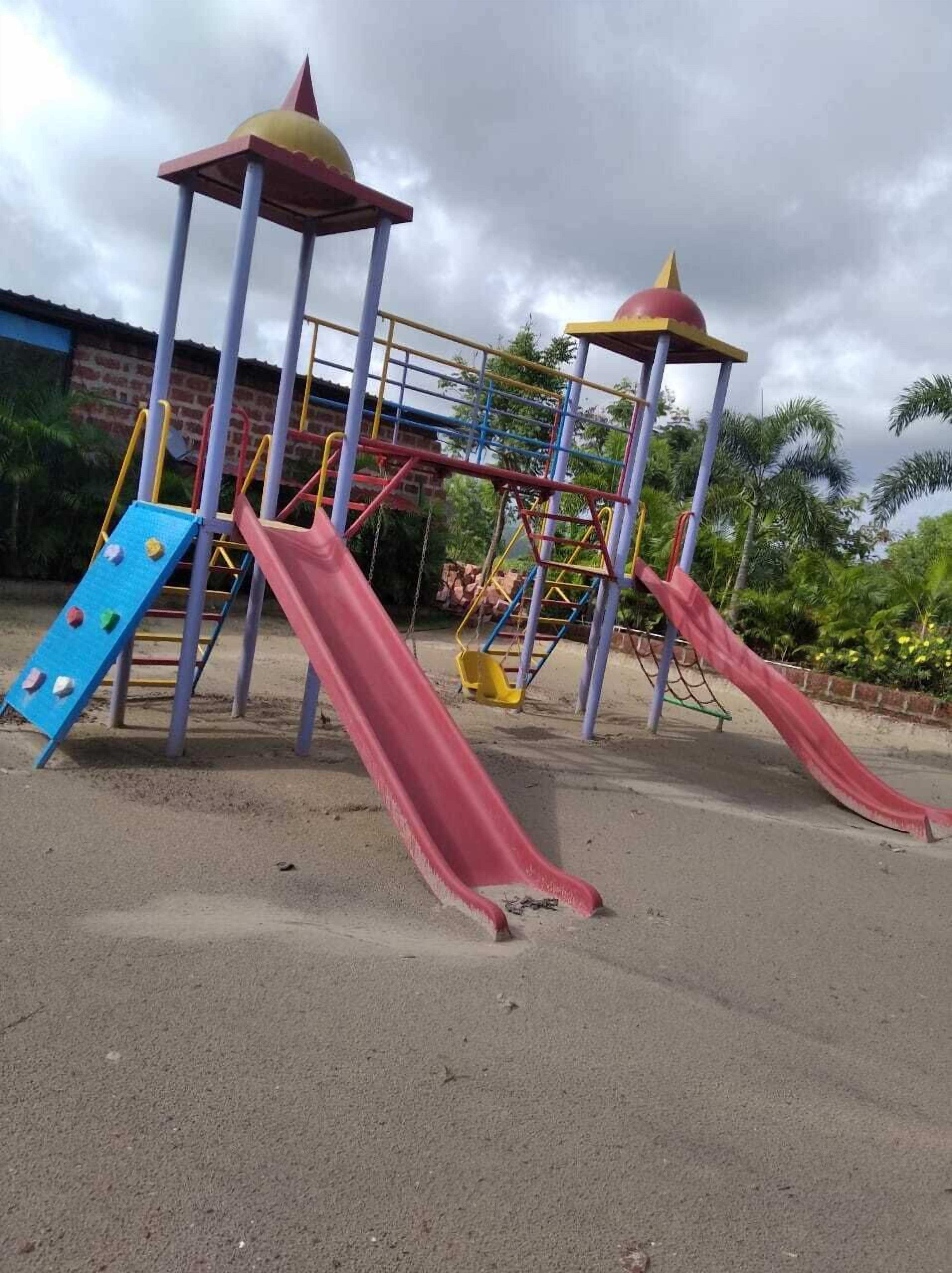 Un parque infantil con toboganes y estructuras para escalar.