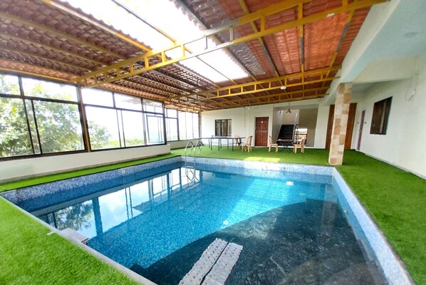 Bureau, espace de travail pour ordinateur portable, draps fournis