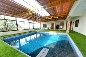 总统开间套房 | 办公桌、笔记本电脑工作区、床单