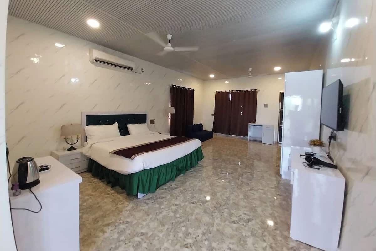 Executive Room | Desk, laptop workspace, bed sheets