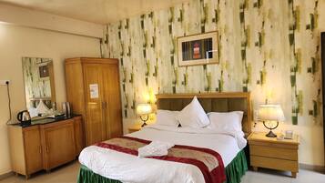 Superior Room | Desk, laptop workspace, bed sheets