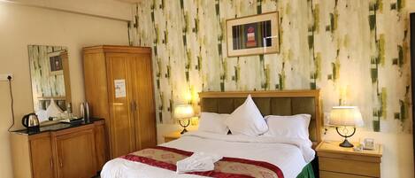 Superior Room | Desk, laptop workspace, bed sheets