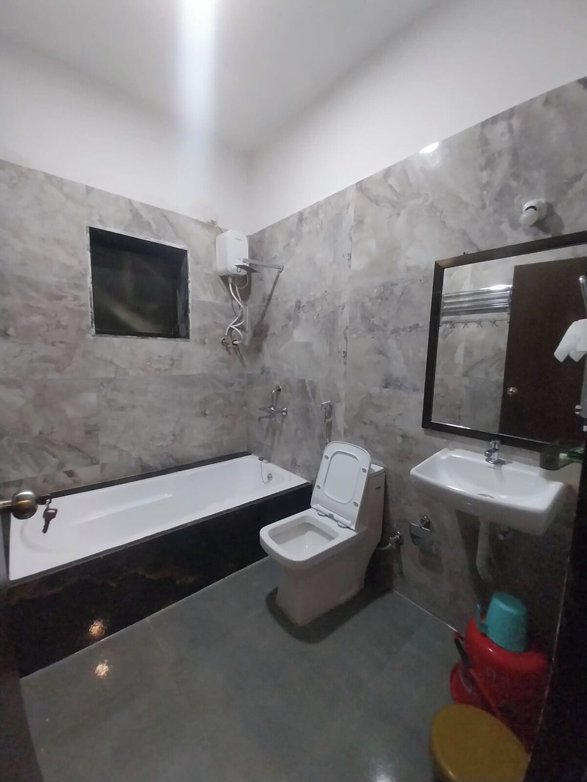 Une salle de bain avec une baignoire, des toilettes et un lavabo.