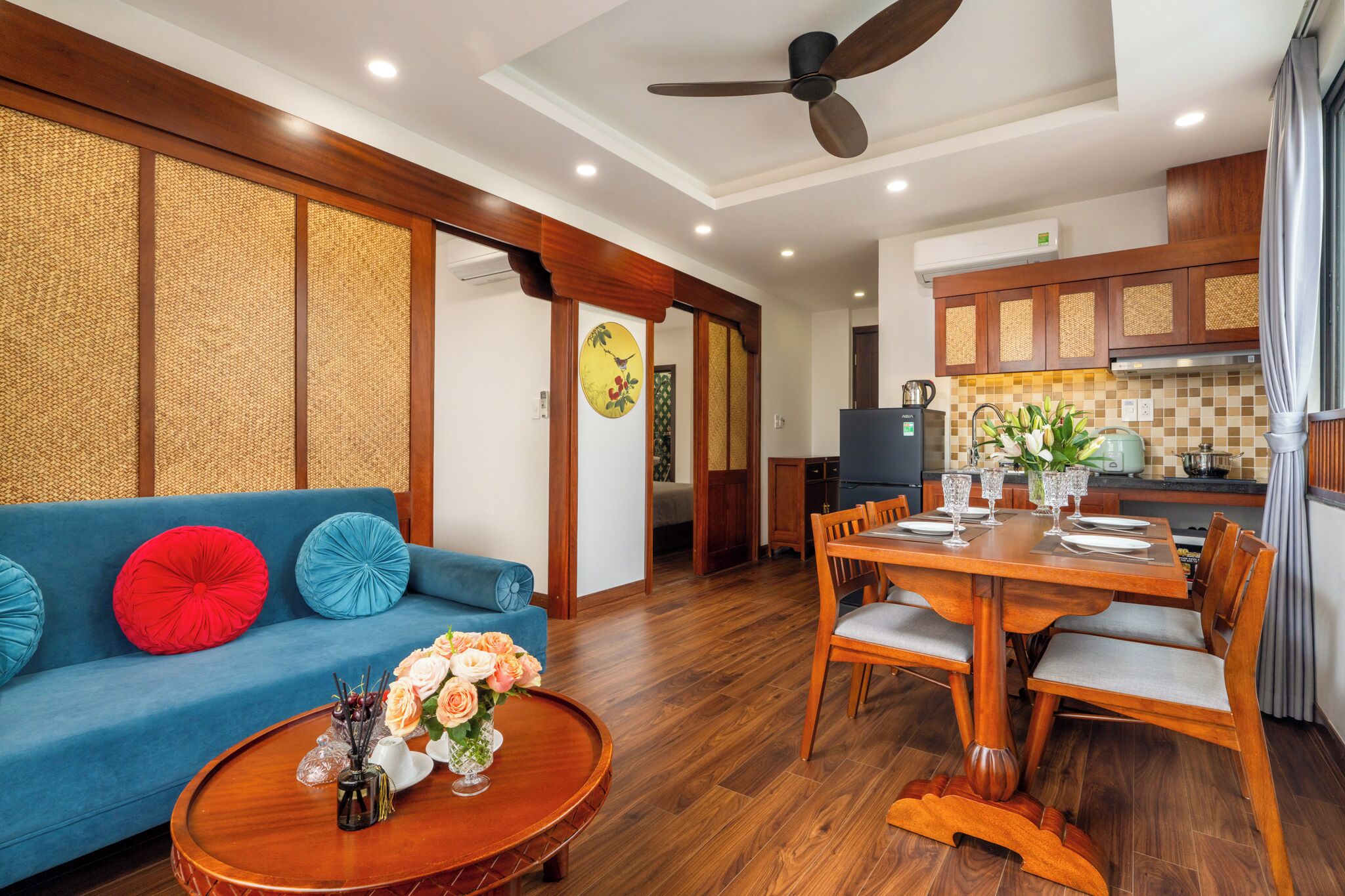 Luxury-Suite, Balkon, Stadtblick | Essbereich im Zimmer