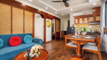 Suíte superluxo, sacada, vista para a cidade | Opções para refeição no quarto
