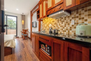 Studio – superior, balkong, byutsikt | Eget kjøkken | Kjøleskap, mikrobølgeovn, kokeplater og kjøkkenutstyr