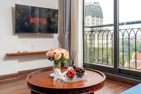 Luxury Suite, Balcony, City View | Terrace/patio