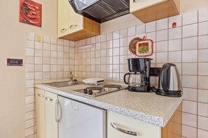 Réfrigérateur, plaque de cuisson, cafetière/bouilloire
