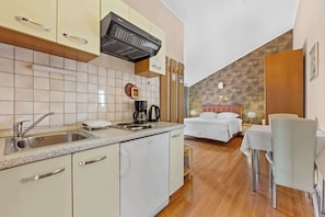 Fridge, stovetop, coffee/tea maker, electric kettle